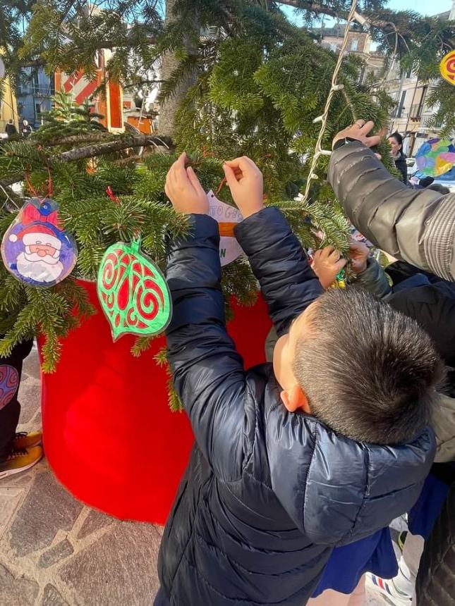 Gli alunni di Pollutri addobbano l’albero di Natale in piazza