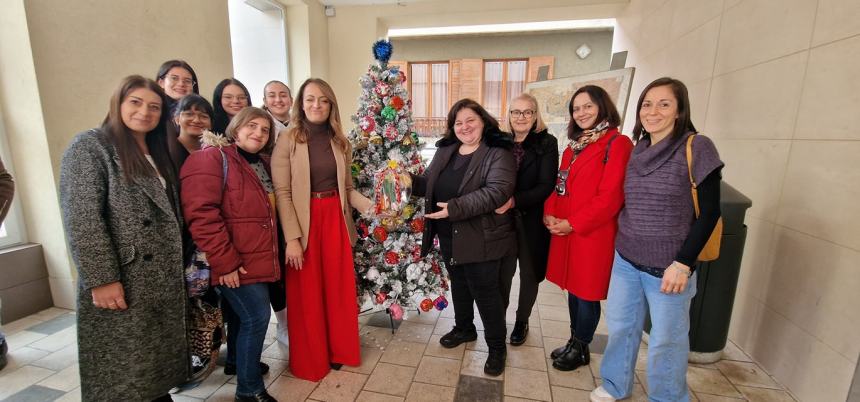 Municipio San Salvo: i ragazzi del "Mattioli-D'Acquisto" e de "Il Mosaico" allestiscono albero di Natale
