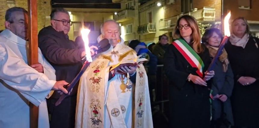 A San Salvo appuntamento con la tradizione: il "Fuoco di San Tommaso" illumina la città