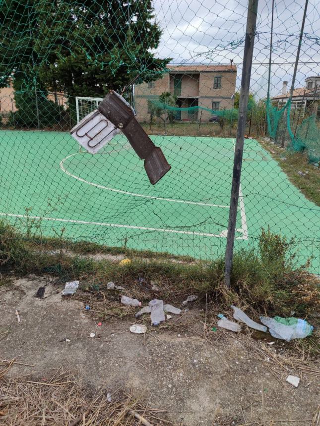 “Il campetto di calcio di Sant'Antonio e l'intero quartiere completamente abbandonati”