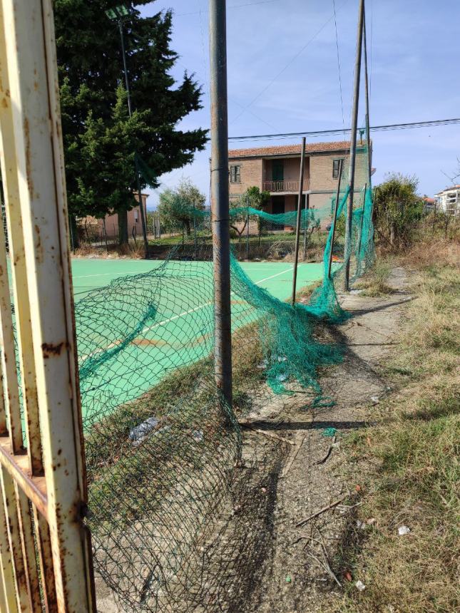 “Il campetto di calcio di Sant'Antonio e l'intero quartiere completamente abbandonati”