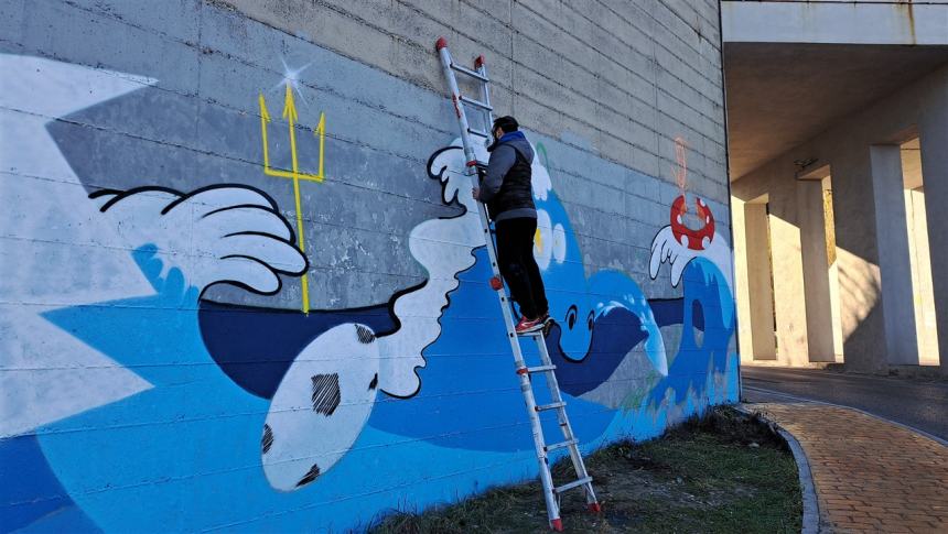 SirSkape realizza il murales sul lungomare Nord