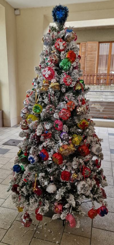 Municipio San Salvo: i ragazzi del "Mattioli-D'Acquisto" e de "Il Mosaico" allestiscono albero di Natale