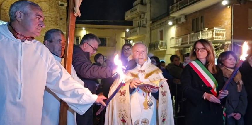 A San Salvo appuntamento con la tradizione: il "Fuoco di San Tommaso" illumina la città