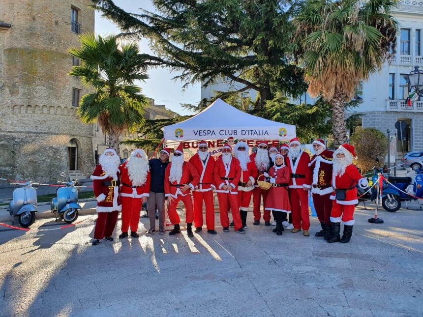 Simpatici Babbi Natale in carrozza e in Vespa, tanti bambini in sella: la festa in centro