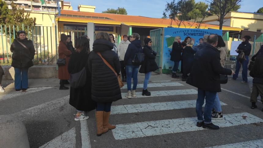 La protesta all'istituto comprensivo Schwzeitzer