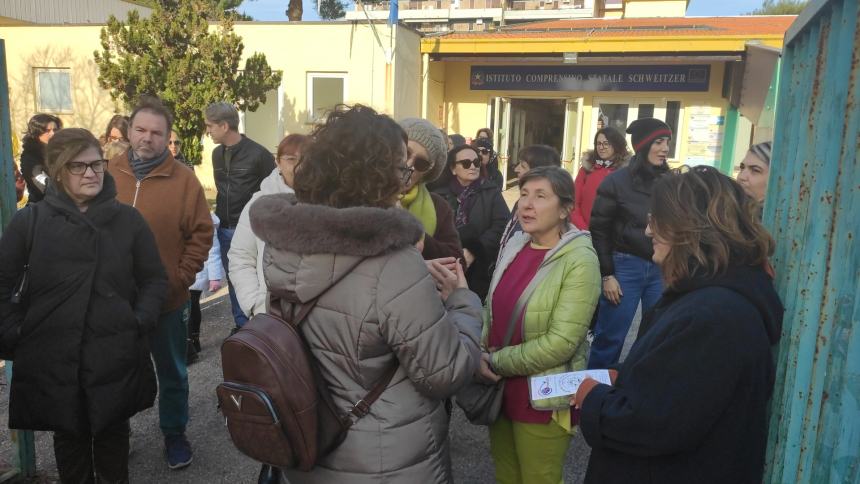 La protesta all'istituto comprensivo Schwzeitzer