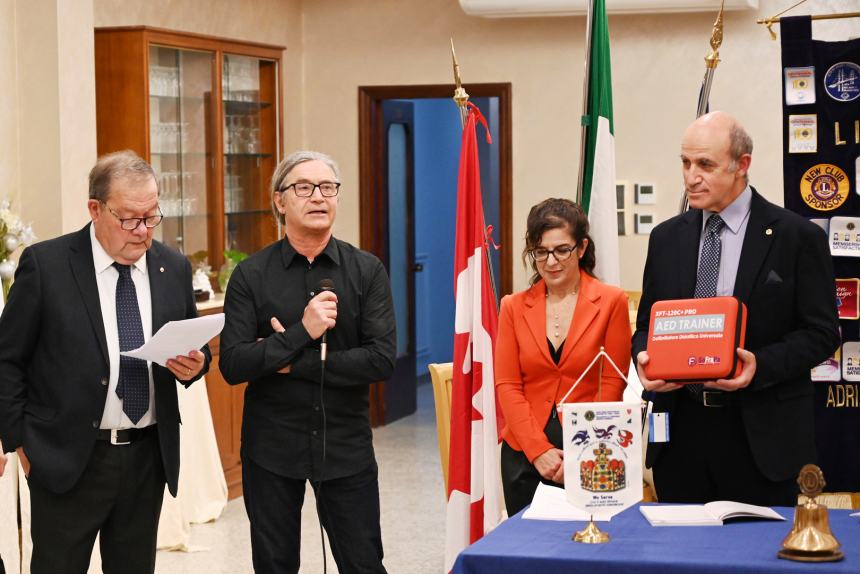 Per Natale il Lions Vittoria Colonna dona defibrillatore didattico al pronto soccorso 