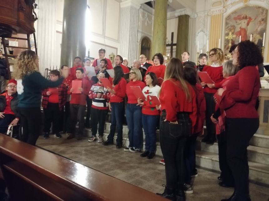 Emozioni a Santa Filomena con l'esibizione del coro Anffas e I cantori della Torre