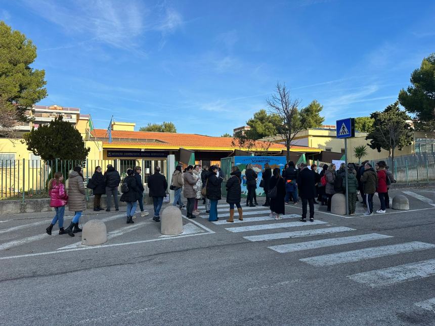 La protesta all'istituto comprensivo Schwzeitzer