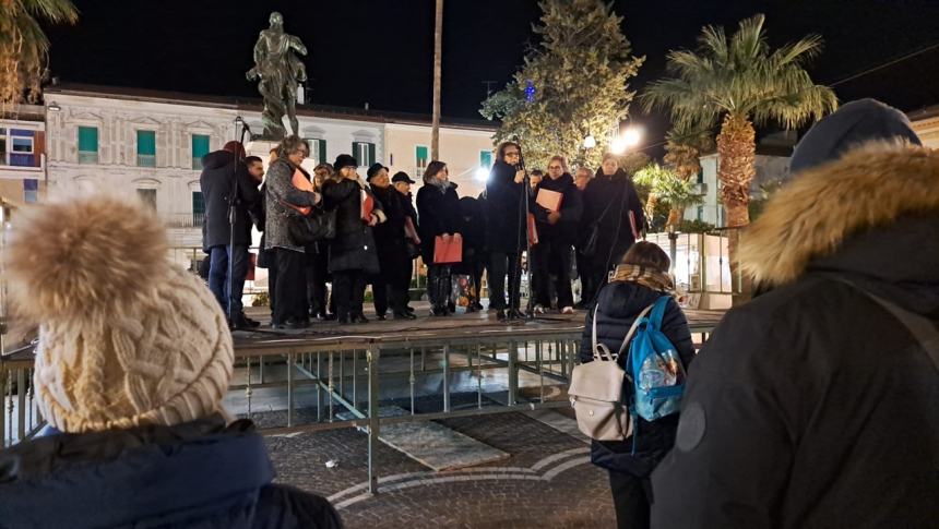 In piazza Monumento i canti della Corale città di Termoli