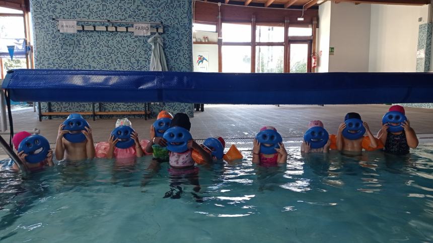 Gli studenti dell’Istituto Rodari in piscina per il progetto “Nuoto a scuola”
