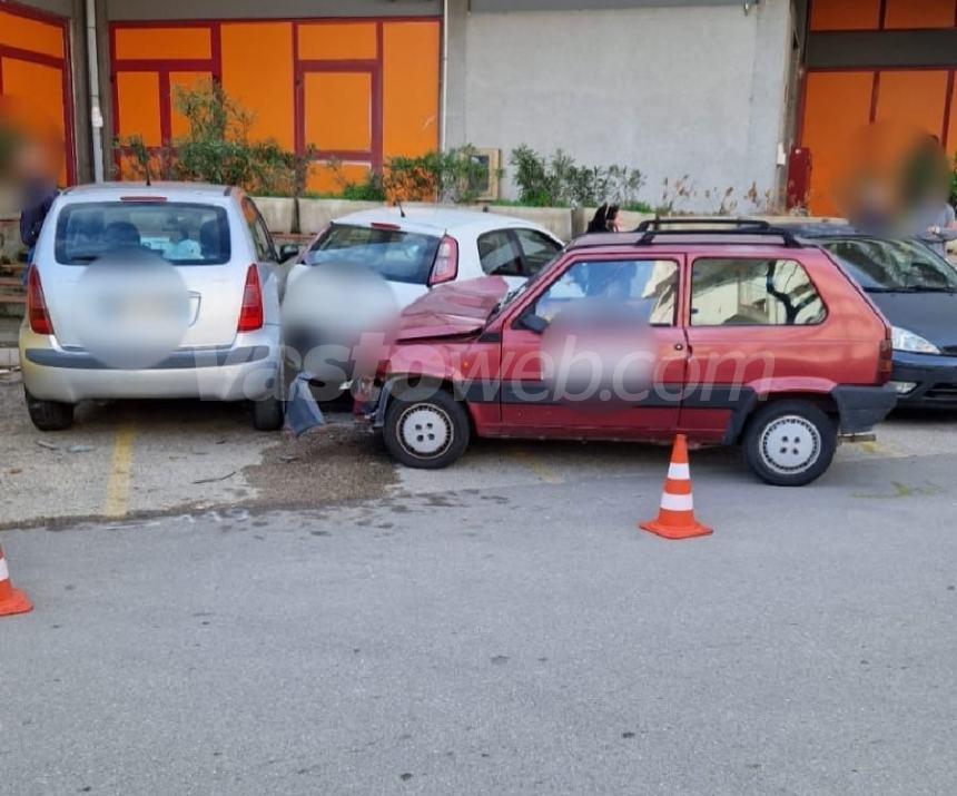 Scontro frontale tra 2 auto e carambola su 2 veicoli in sosta in via Alessandrini, ferita una donna