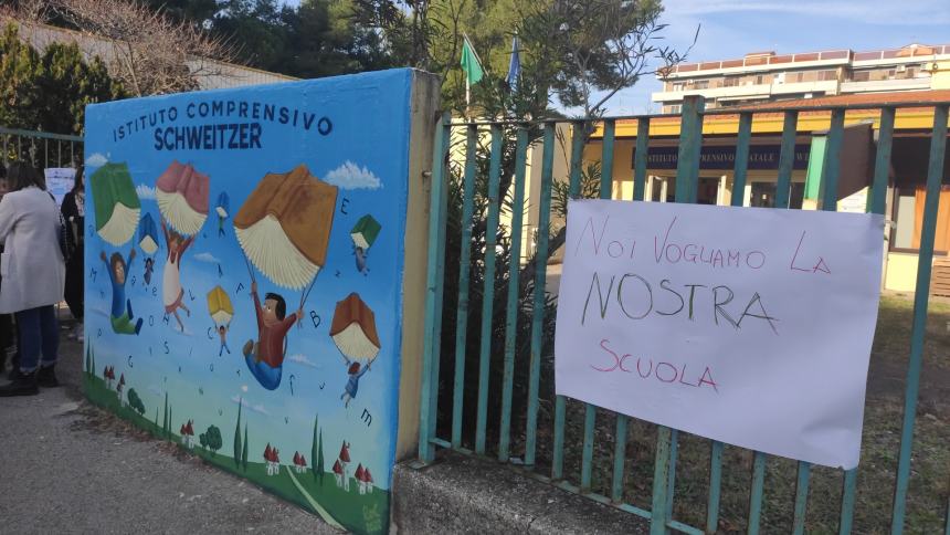 La protesta all'istituto comprensivo Schwzeitzer