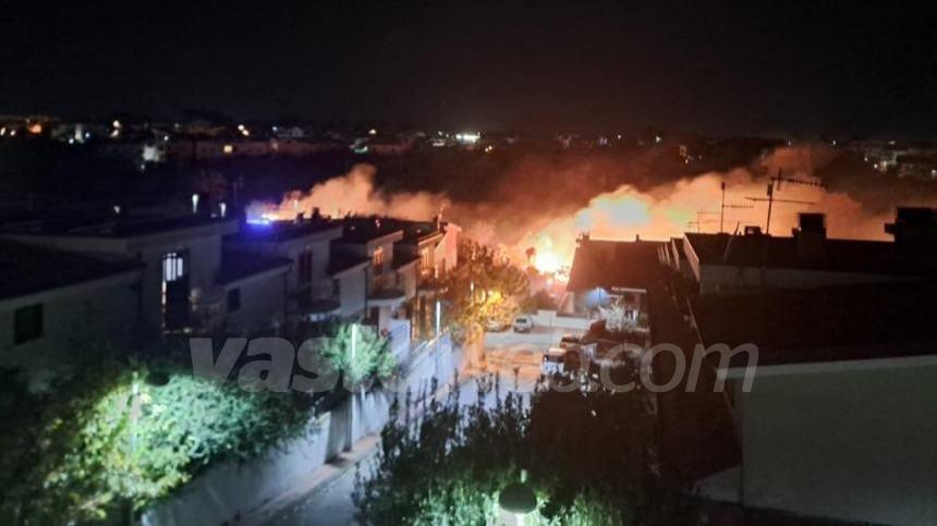 Notte di fuoco in via San Rocco, in fiamme canne e sterpaglie a ridosso delle abitazioni