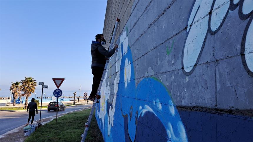 SirSkape realizza il murales sul lungomare Nord