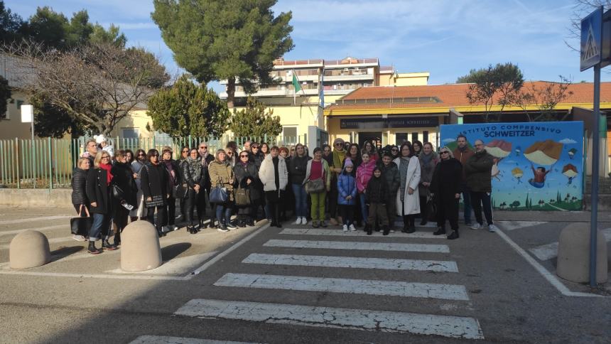 La protesta all'istituto comprensivo Schwzeitzer