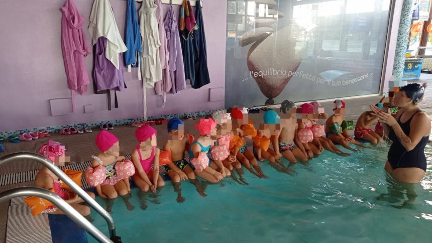 Gli studenti dell’Istituto Rodari in piscina per il progetto “Nuoto a scuola”