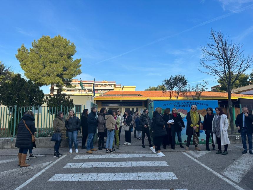 La protesta all'istituto comprensivo Schwzeitzer