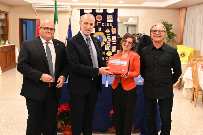 Per Natale il Lions Vittoria Colonna dona defibrillatore didattico al pronto soccorso 