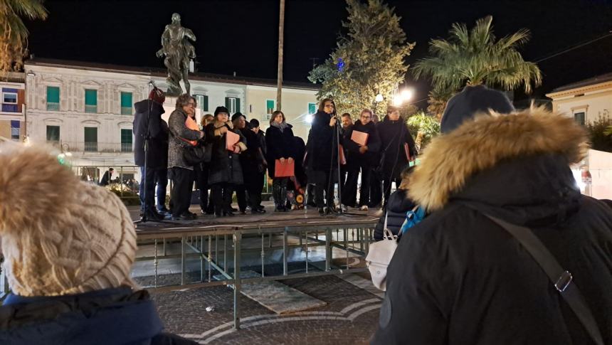 In piazza Monumento i canti della Corale città di Termoli