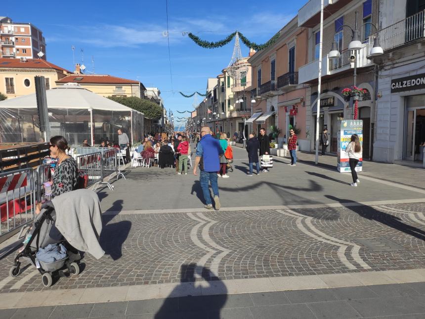 Ultime ore prima della Vigilia, il sole bacia la corsa agli acquisti