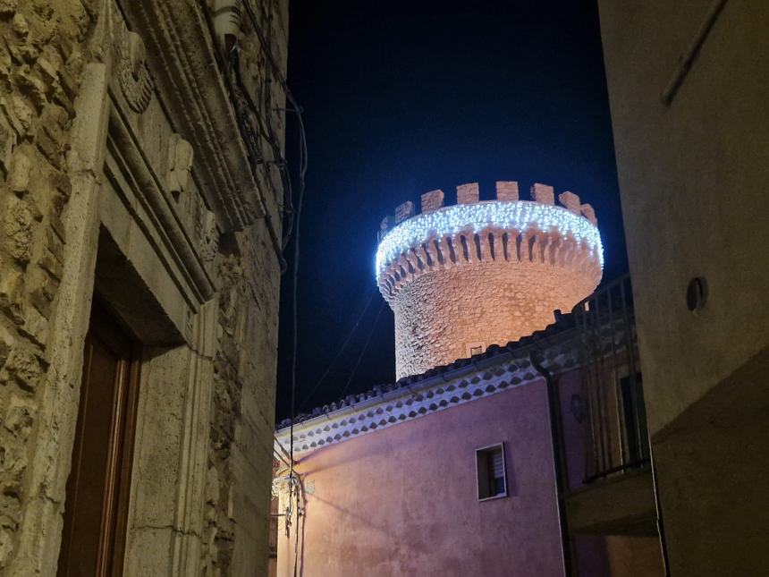 Si accendono le luci nel "Borgo degli Angioini"