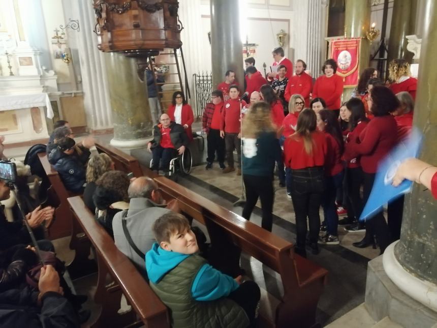 Emozioni a Santa Filomena con l'esibizione del coro Anffas e I cantori della Torre