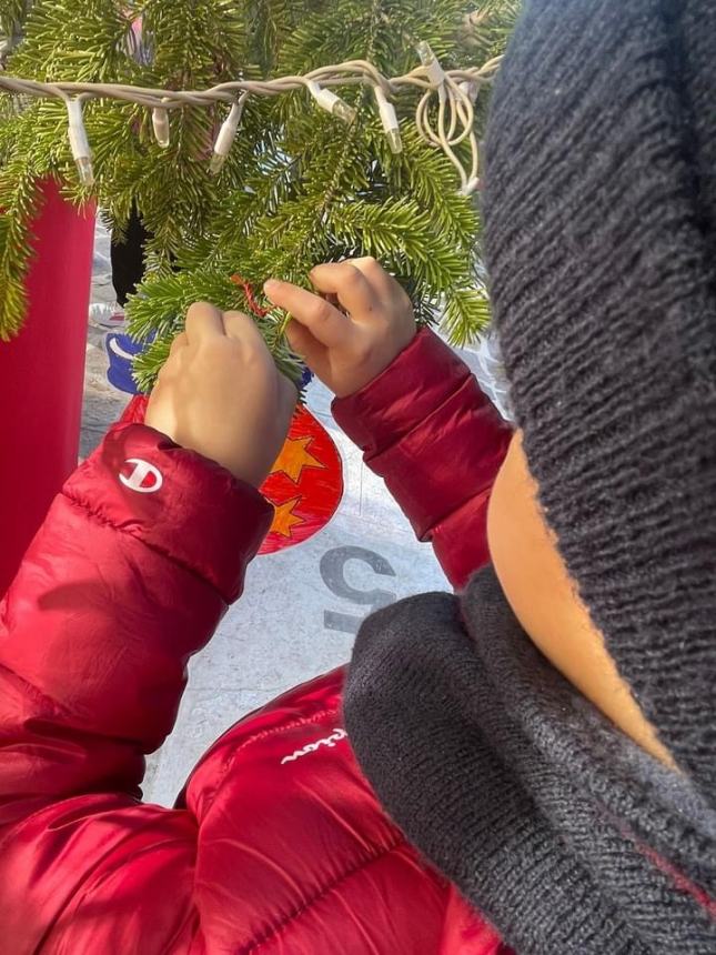 Gli alunni di Pollutri addobbano l’albero di Natale in piazza