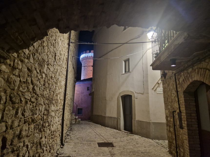 Si accendono le luci nel "Borgo degli Angioini"