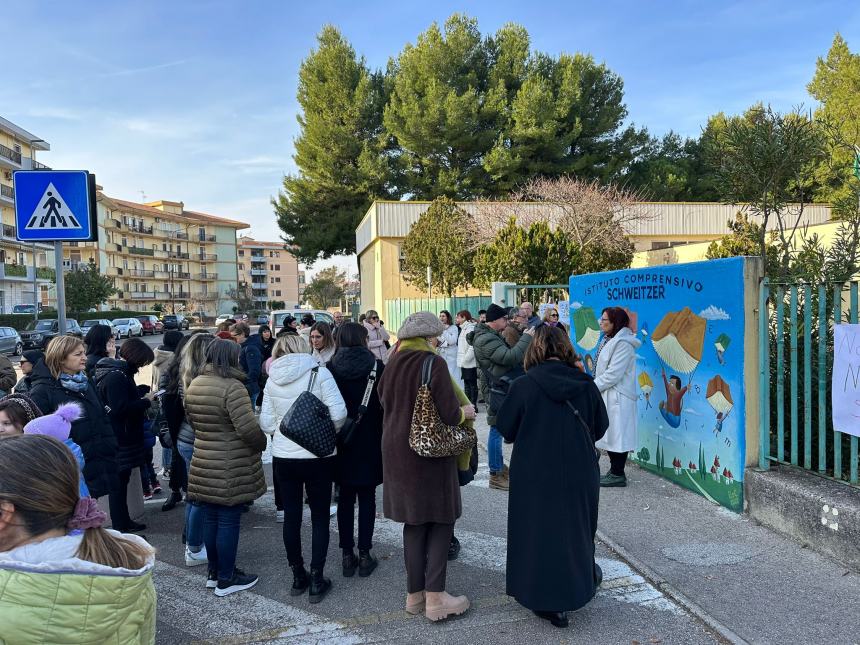 La protesta all'istituto comprensivo Schwzeitzer