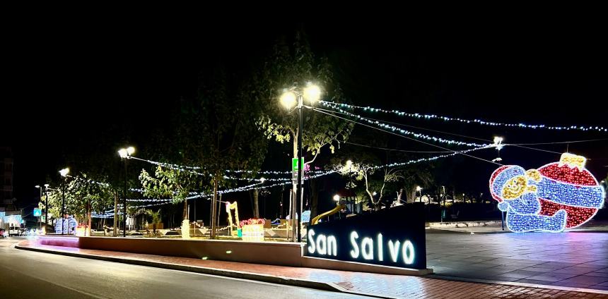Atmosfera più suggestiva a San Salvo con l'accensione delle luci natalizie