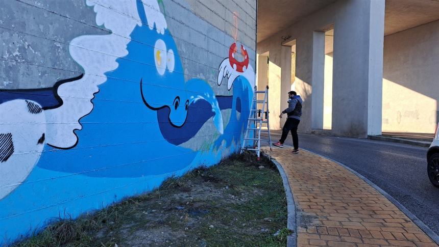 SirSkape realizza il murales sul lungomare Nord