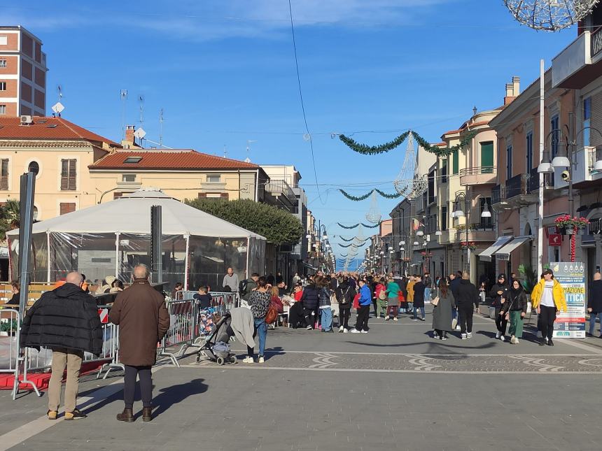 Ultime ore prima della Vigilia, il sole bacia la corsa agli acquisti