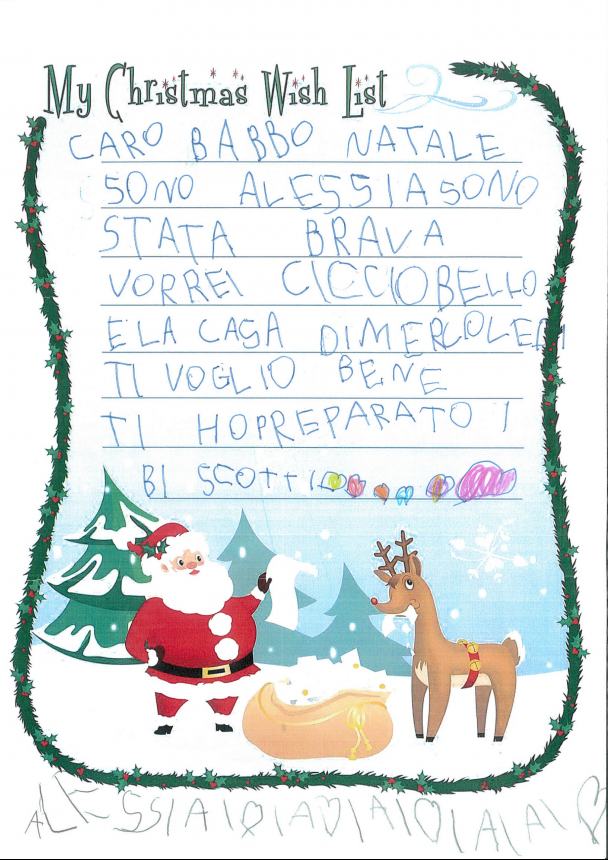 Bimbi alle poste per spedire le letterine a Babbo Natale