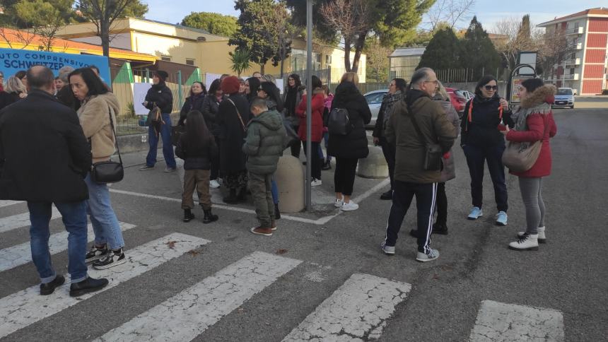 La protesta all'istituto comprensivo Schwzeitzer