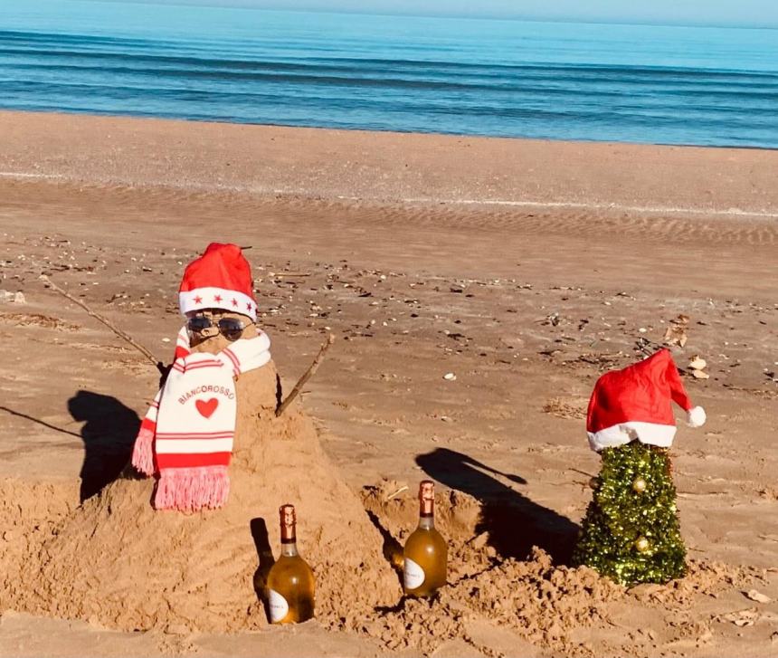 Sulla spiaggia di Vasto Marina spunta un Babbo Natale di sabbia