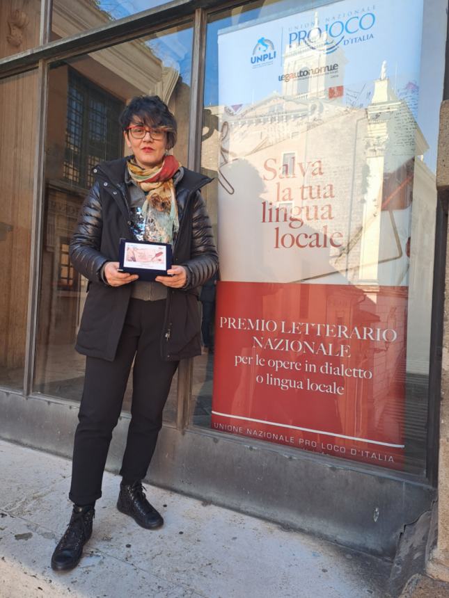 La cantautrice Lara Molino premiata a Roma con il premio nazionale “Salva la tua lingua”