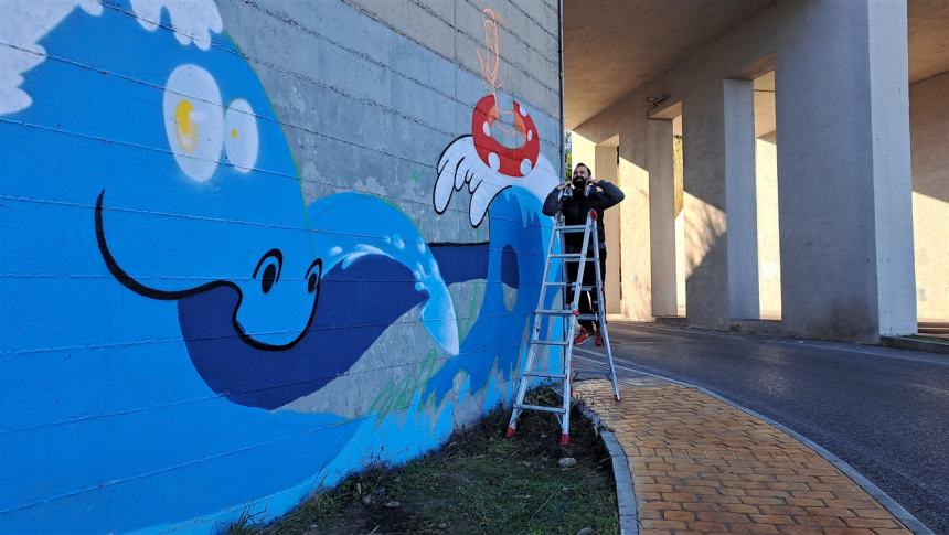 SirSkape realizza il murales sul lungomare Nord