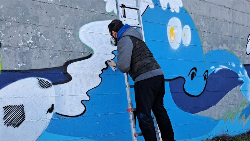 SirSkape realizza il murales sul lungomare Nord