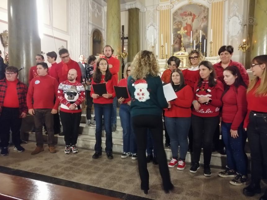 Emozioni a Santa Filomena con l'esibizione del coro Anffas e I cantori della Torre