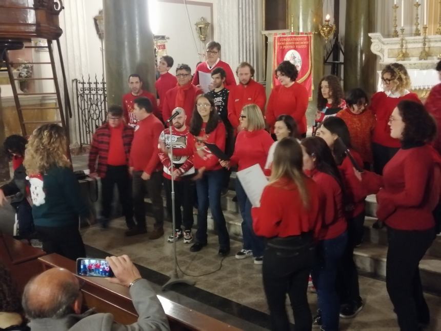 Emozioni a Santa Filomena con l'esibizione del coro Anffas e I cantori della Torre