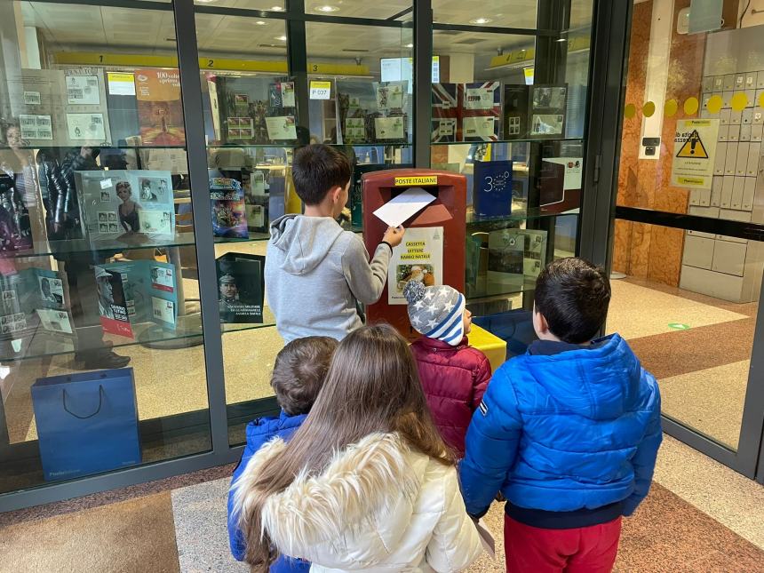 Bimbi alle poste per spedire le letterine a Babbo Natale