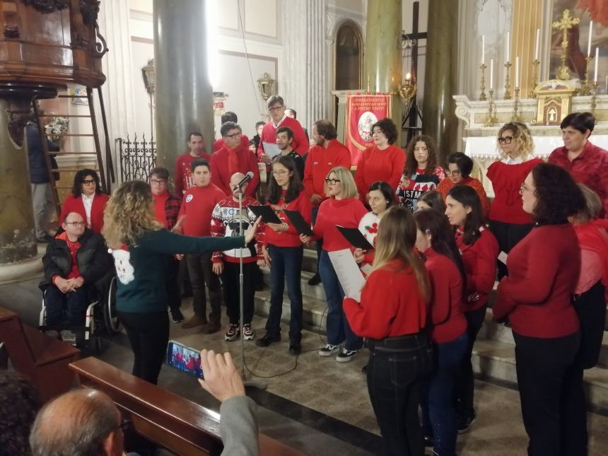 Emozioni a Santa Filomena con l'esibizione del coro Anffas e I cantori della Torre