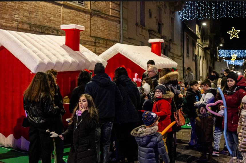 In tanti a Scerni per il villaggio di babbo Natale