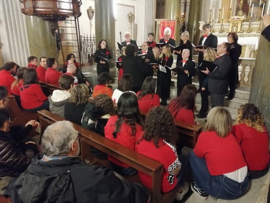 Emozioni a Santa Filomena con l'esibizione del coro Anffas e I cantori della Torre