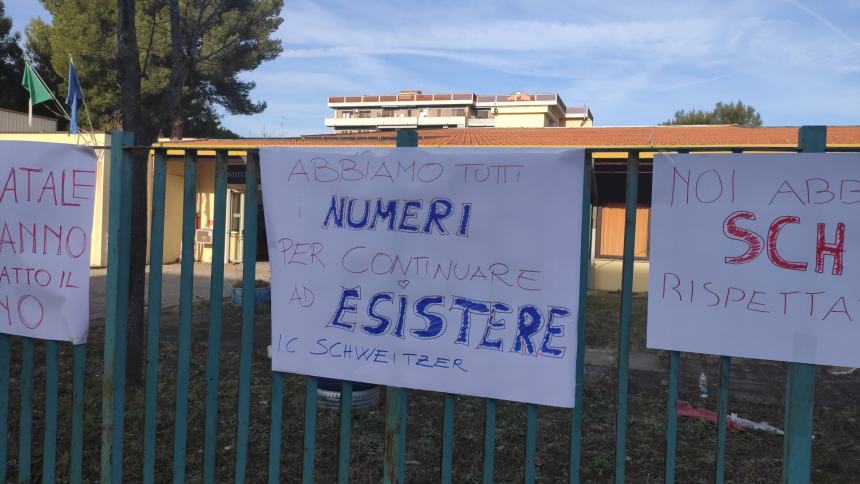 La protesta all'istituto comprensivo Schwzeitzer