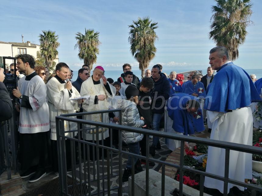 Omaggio alla Madonna dai Vigili del fuoco: con l'autoscala le portano due mazzi di fiori
