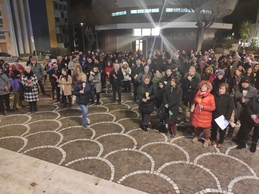 Fiaccolata solidale per dare luci agli invisibili: a un mese dalla tragedia di Pozzo Dolce