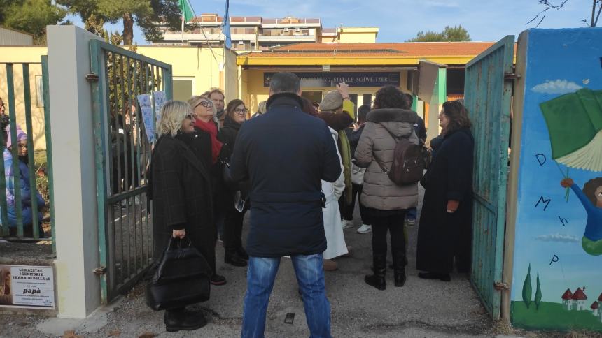 La protesta all'istituto comprensivo Schwzeitzer